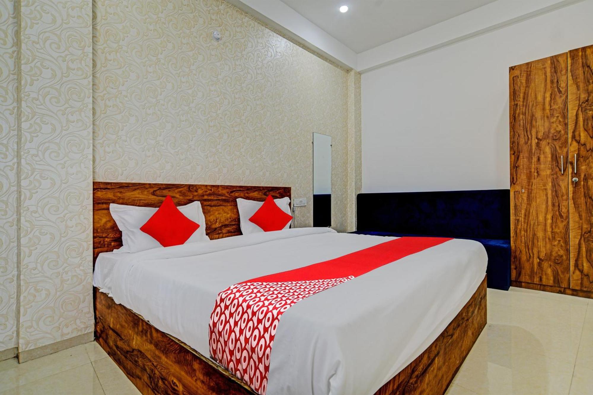 Oyo Flagship Hotel Blue Tick Индор Екстериор снимка