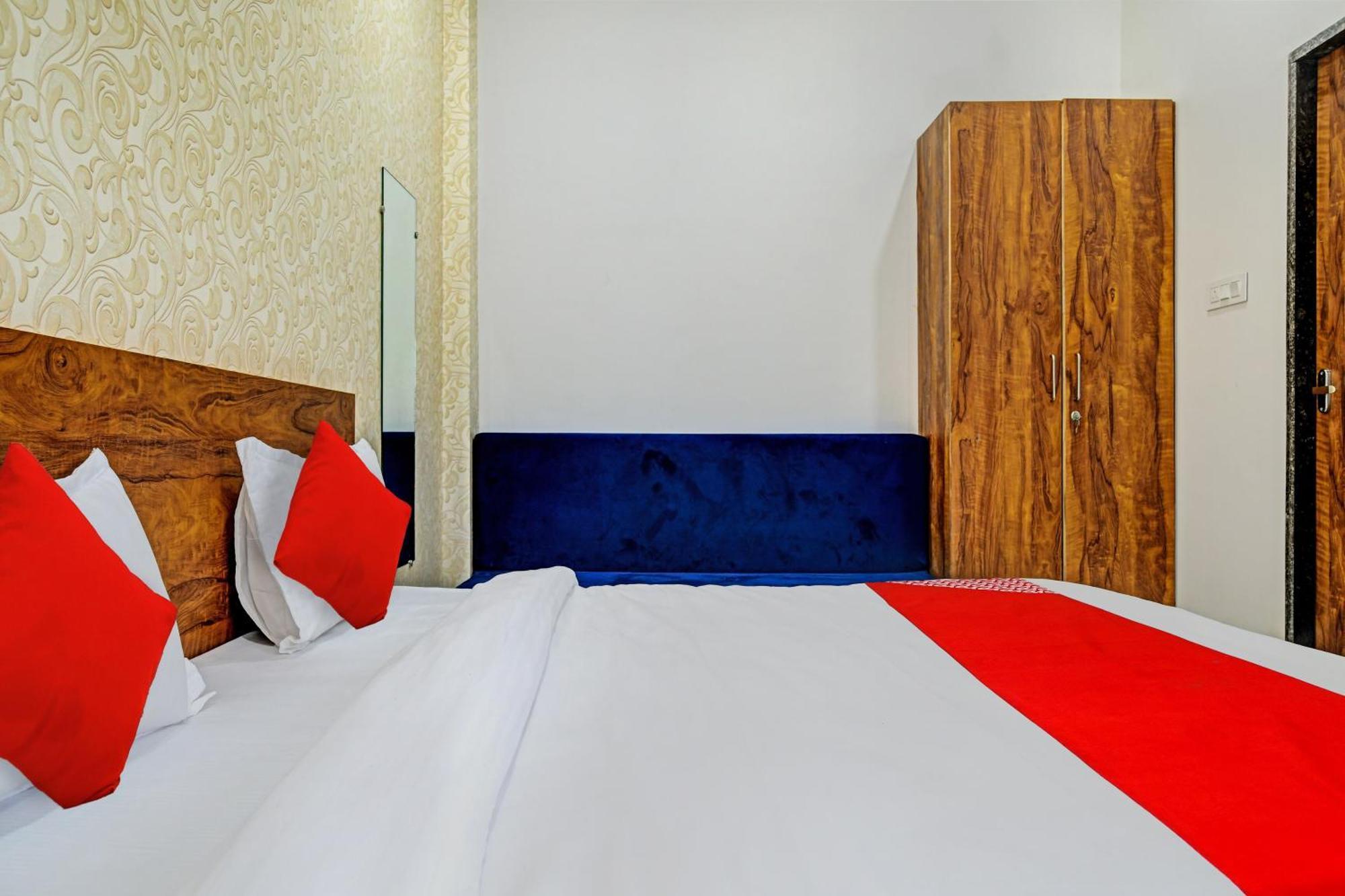 Oyo Flagship Hotel Blue Tick Индор Екстериор снимка
