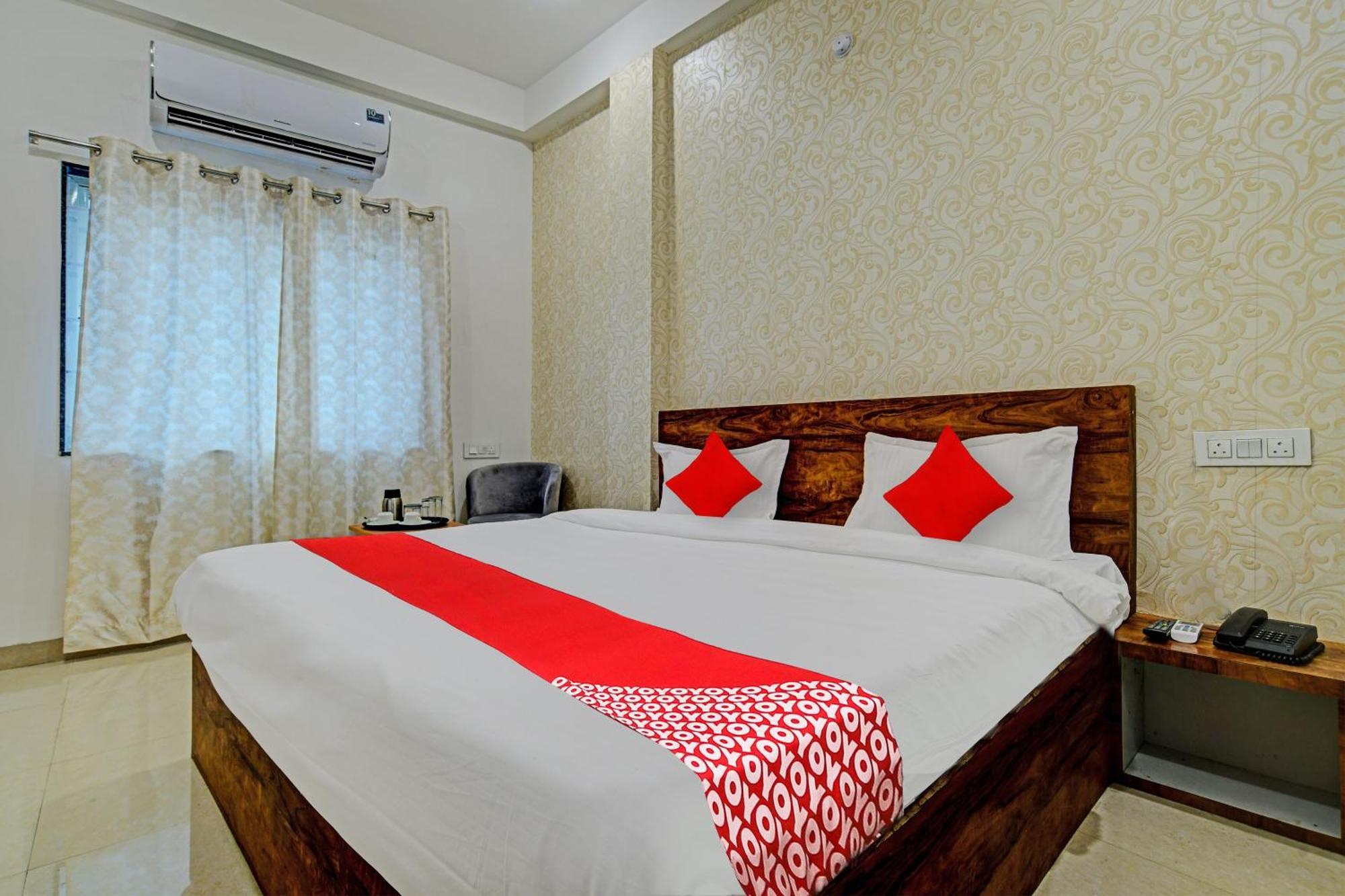Oyo Flagship Hotel Blue Tick Индор Екстериор снимка