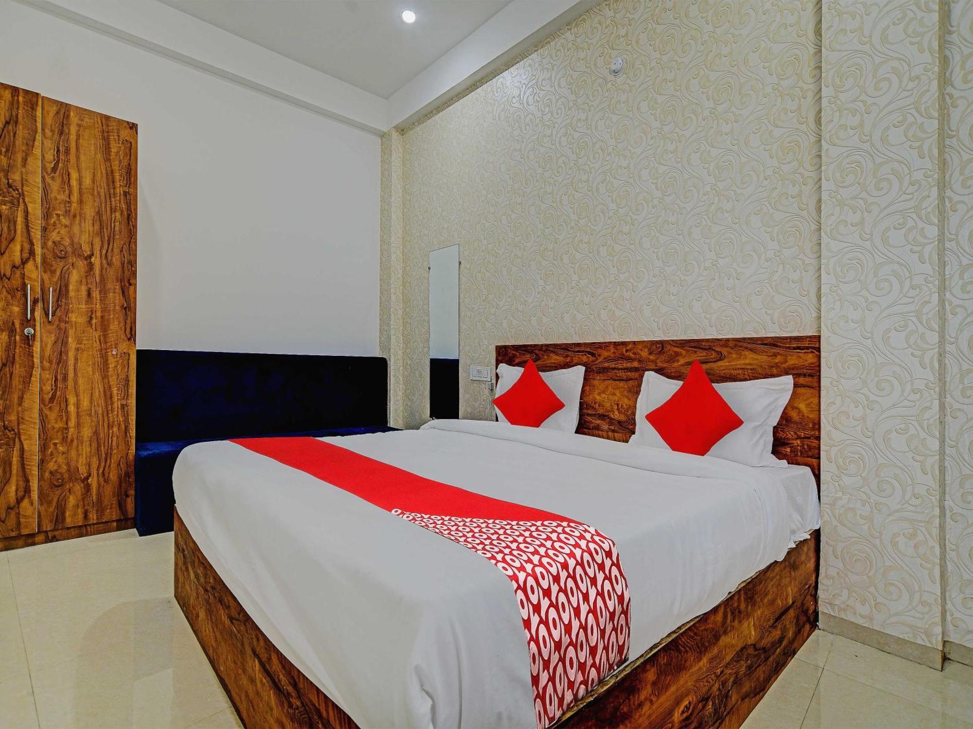 Oyo Flagship Hotel Blue Tick Индор Екстериор снимка