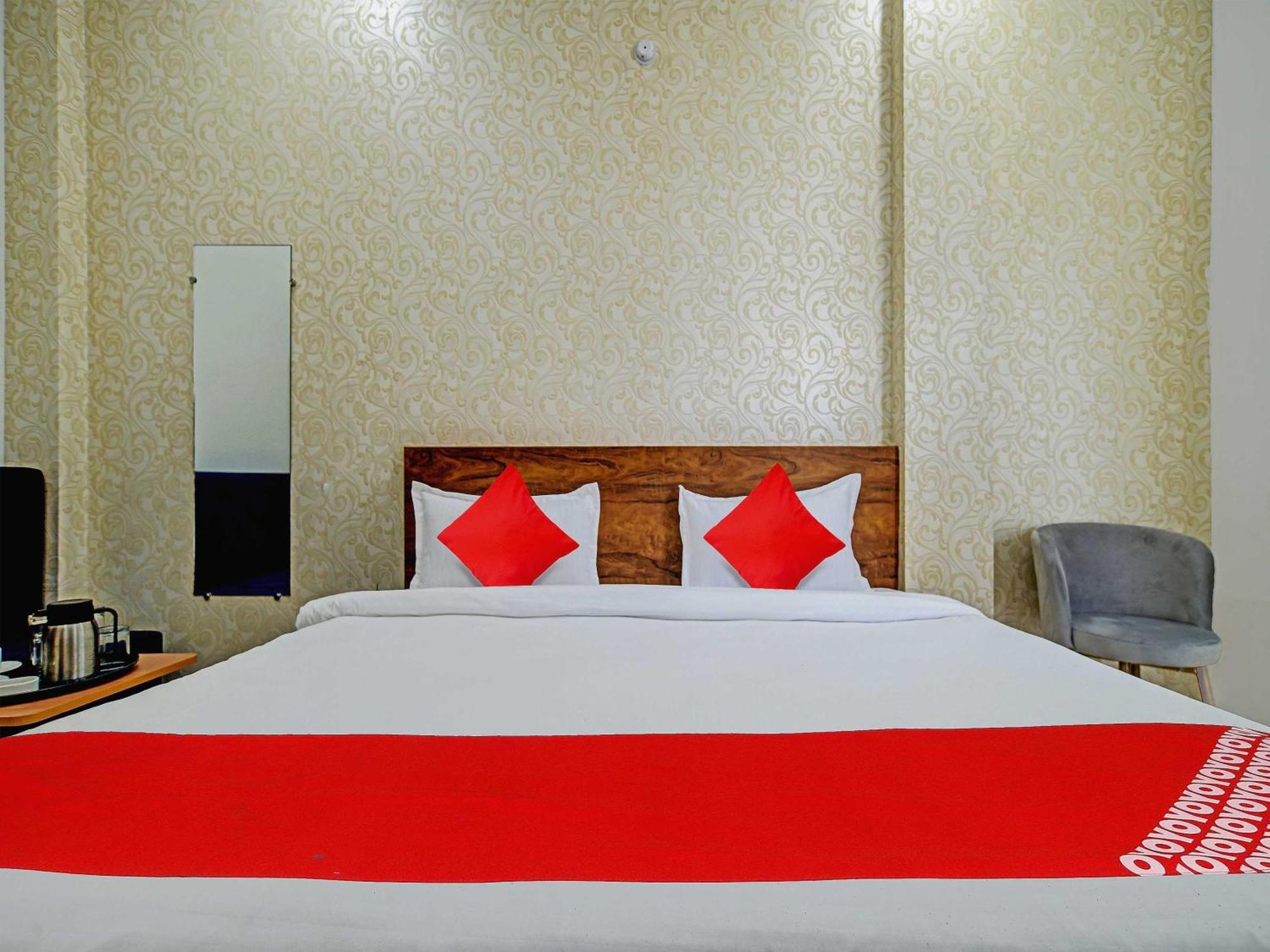 Oyo Flagship Hotel Blue Tick Индор Екстериор снимка
