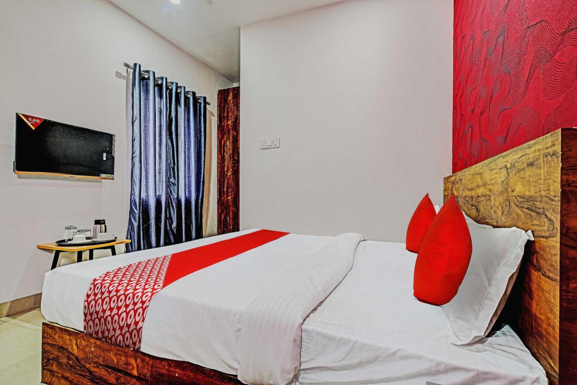 Oyo Flagship Hotel Blue Tick Индор Екстериор снимка